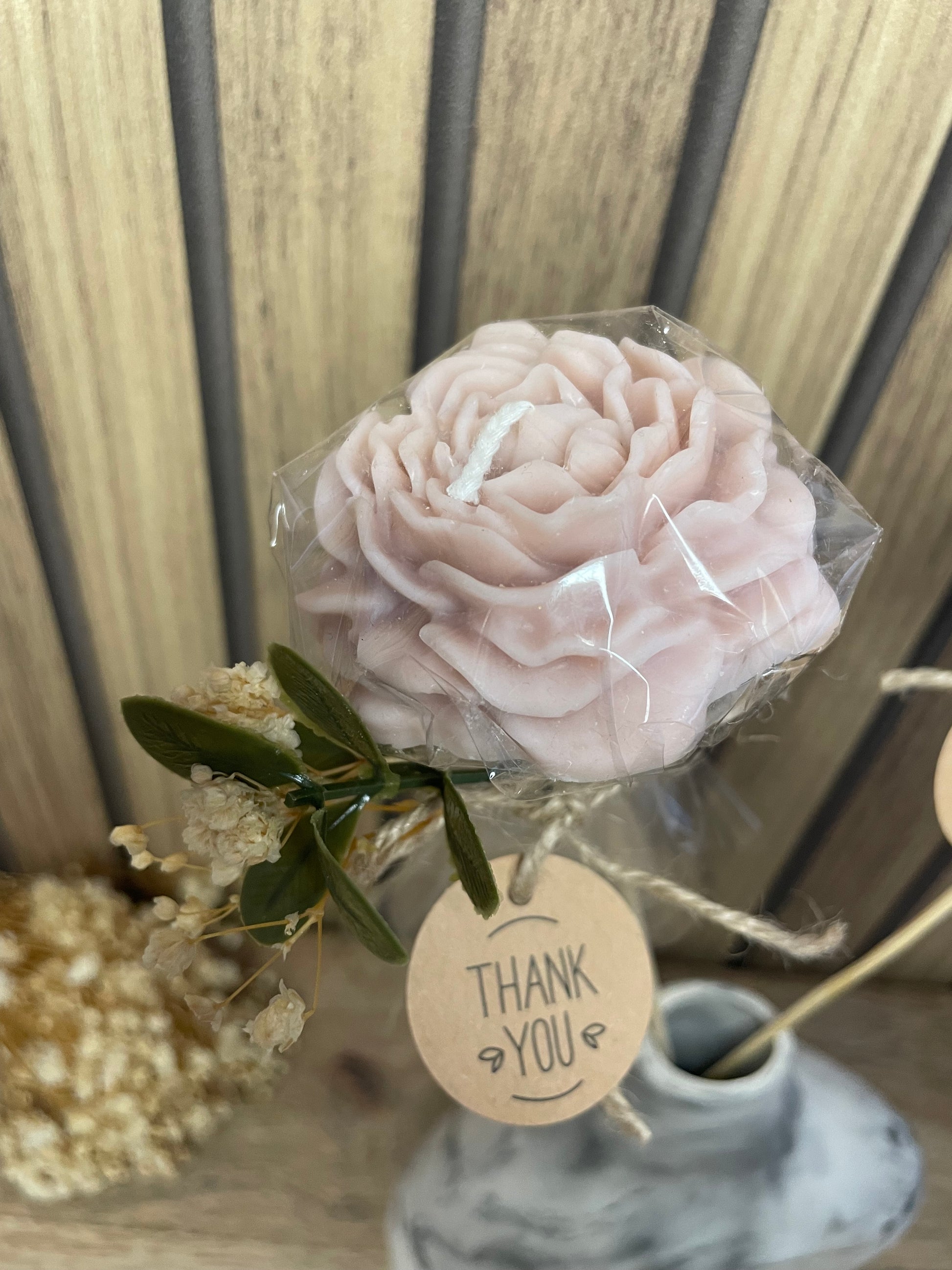 Décoration et cadeau bougie parfumée pivoine à personnaliser. Cire végétal et fragrances de Grasse. Bougie artisanale. Cadeaux invités cérémonies et événements. Mariage baptême anniversaire communion. Plaisir d’offrir 