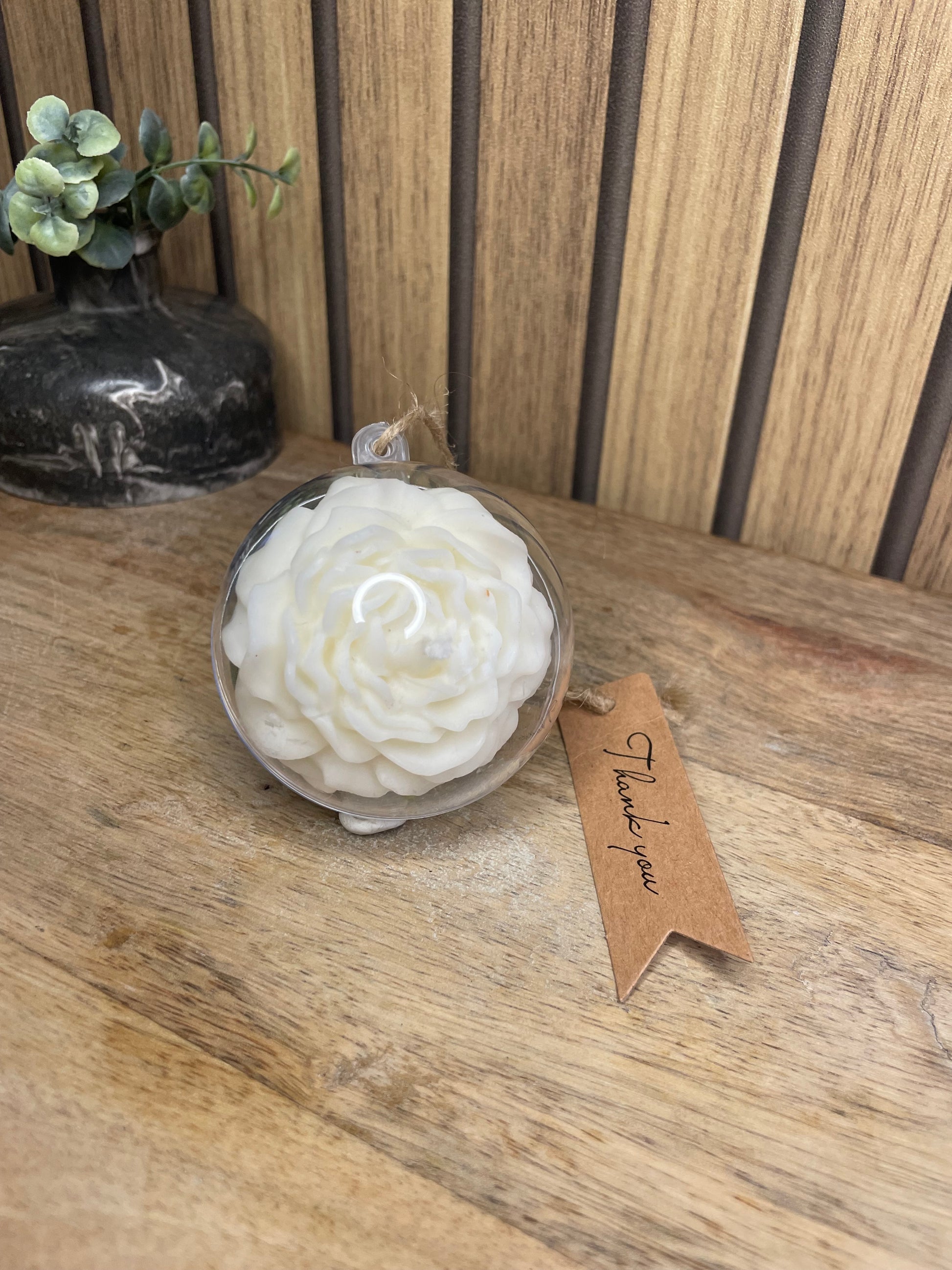 Décoration et cadeau bougie parfumée à personnaliser. Cire végétal et fragrances de Grasse. Bougie artisanale. Cadeaux invités cérémonies et événements. Mariage baptême anniversaire communion. Plaisir d’offrir. Fleur. Fondant parfumé. Cadeaux invités. Enfant. Cœur. Pivoine. Boule transparente. Merci 