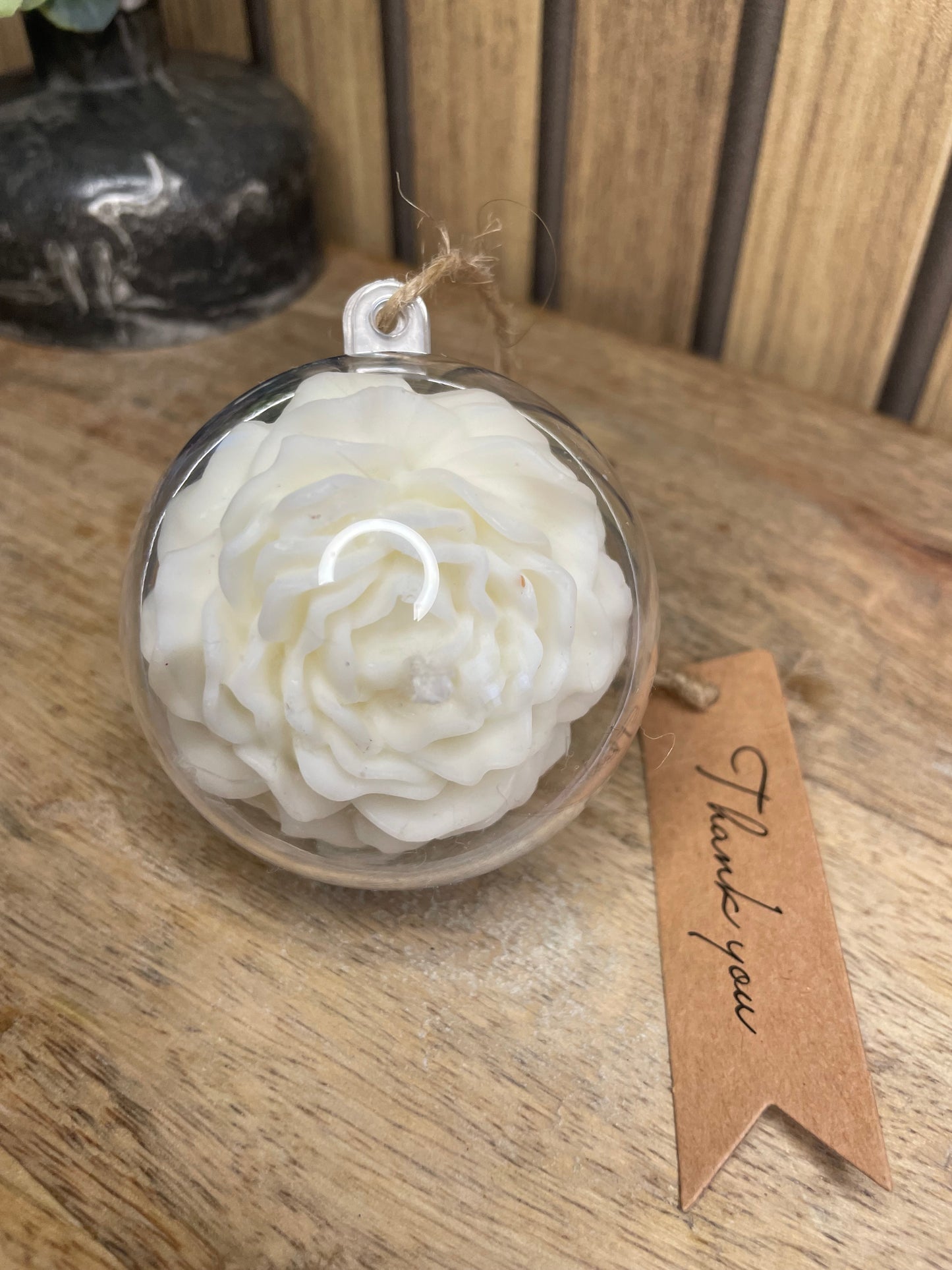 Décoration et cadeau bougie parfumée à personnaliser. Cire végétal et fragrances de Grasse. Bougie artisanale. Cadeaux invités cérémonies et événements. Mariage baptême anniversaire communion. Plaisir d’offrir. Fleur. Fondant parfumé. Cadeaux invités. Enfant. Cœur. Pivoine. Boule transparente. Merci 
