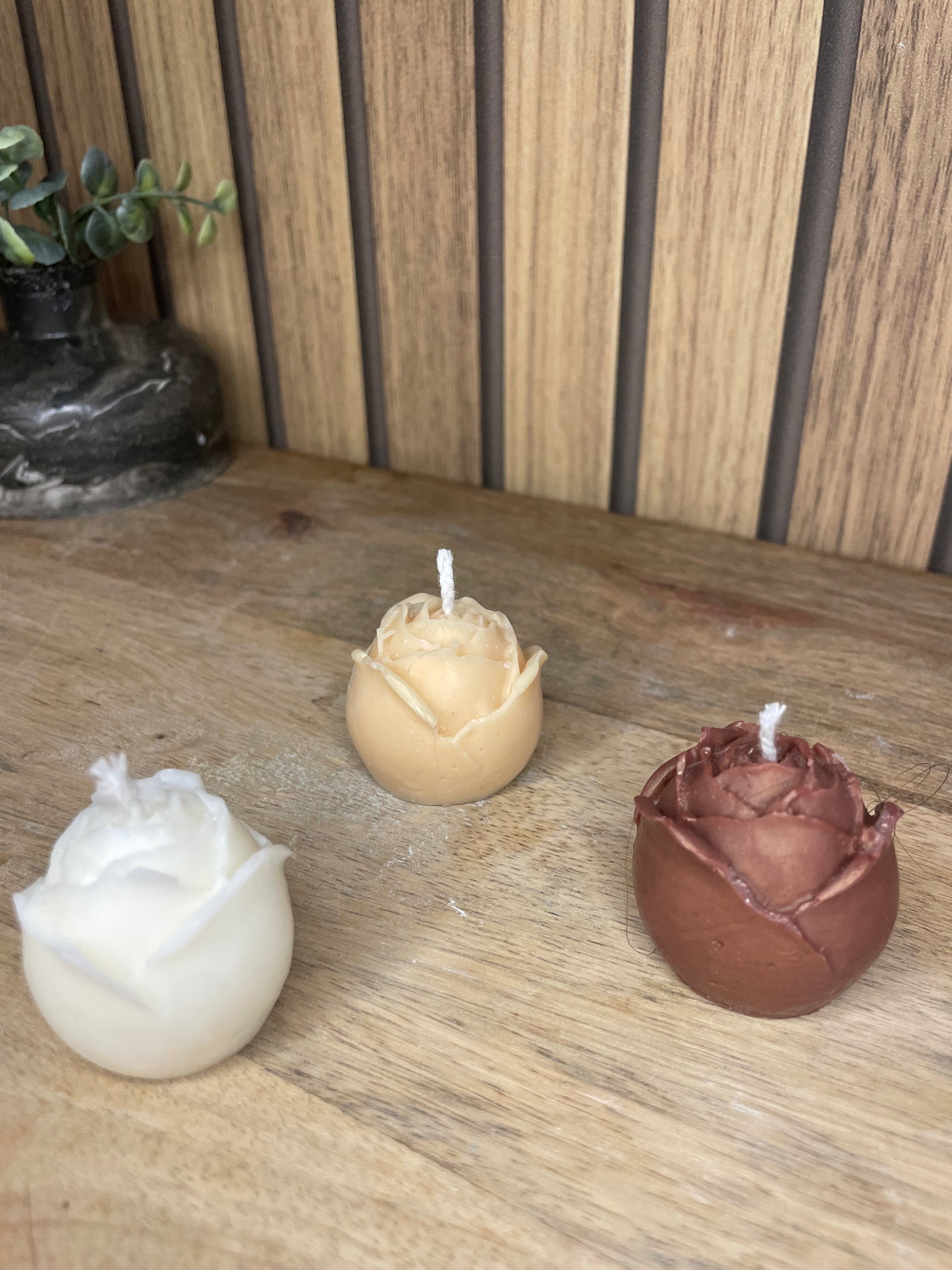 Décoration bougie parfumée en forme de roses personnalisable. Cire végétal et fragrances de Grasse. Bougie artisanale. Cadeaux pour événements et cérémonies 