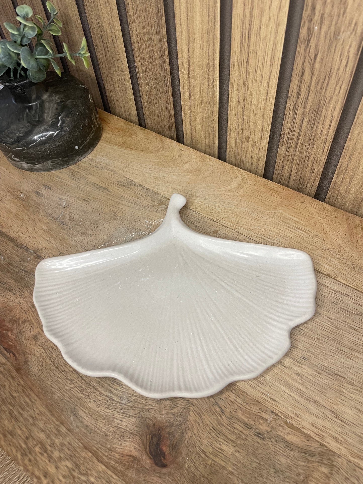 Vide poche feuille. Déco. Objets déco. A personnaliser. Tendance. Déposez vos bijoux, vos clés, vos pièces de monnaies. Maison. Poudre de moulage écologique. Artisan Français. Fait main. Cadeaux. Vous pouvez y faire fondre vos bougies. 