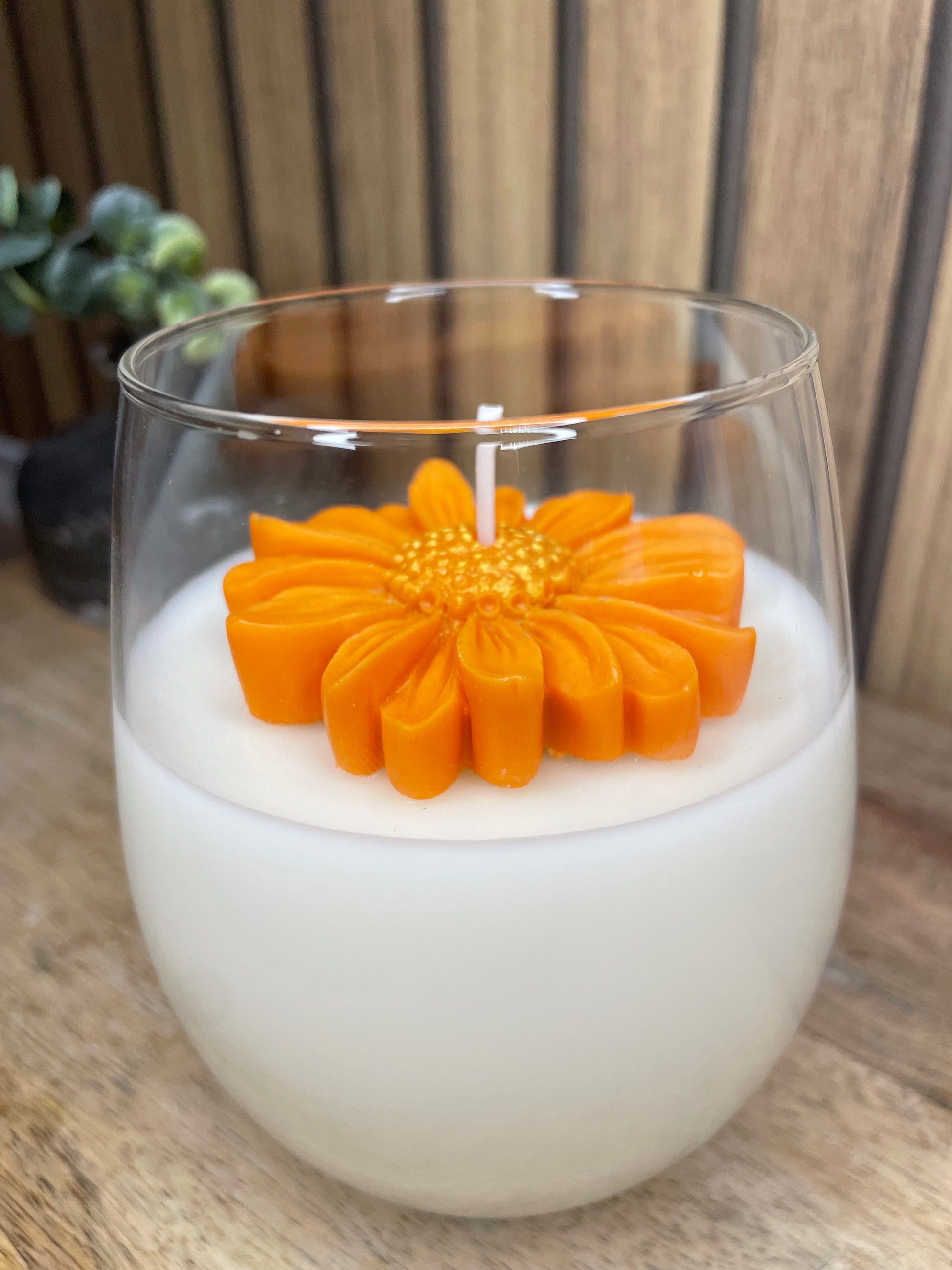 Décoration. bougie parfumée en verre à personnaliser. Cire végétal et fragrances de Grasse. Bougie artisanale. Marguerites. Cadeaux plaisir d’offrir. Vanille, madeleine, monoï, linge propre, pomme d’amour. Senteur. Parfum d’intérieur 