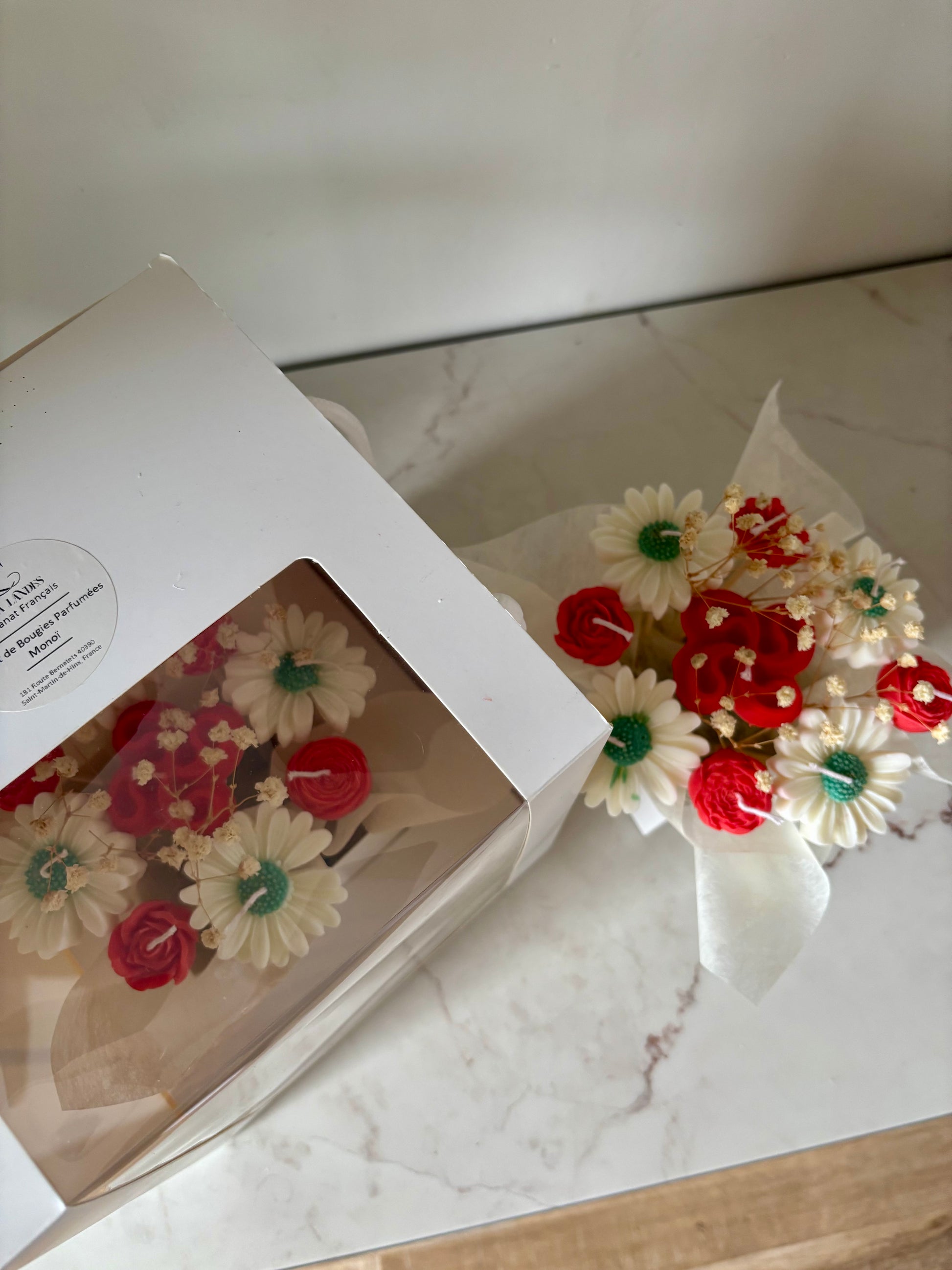 Bouquet de bougies. Bougie parfumée. Bouquet. Fleur. Boîte cadeau. Idée cadeau. Noël. Fête des mères. St Valentin. Pays basques. Rouge. Artisanat français. Bouquet de fleurs. Croix basque. Décoration. Fait main. Rouge basque. 