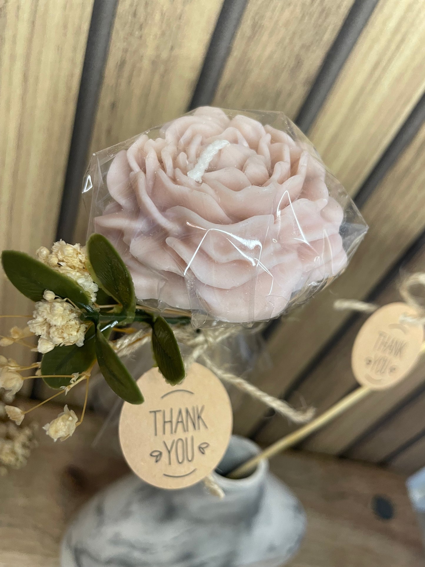 Décoration et cadeau bougie parfumée pivoine à personnaliser. Cire végétal et fragrances de Grasse. Bougie artisanale. Cadeaux invités cérémonies et événements. Mariage baptême anniversaire communion. Plaisir d’offrir 