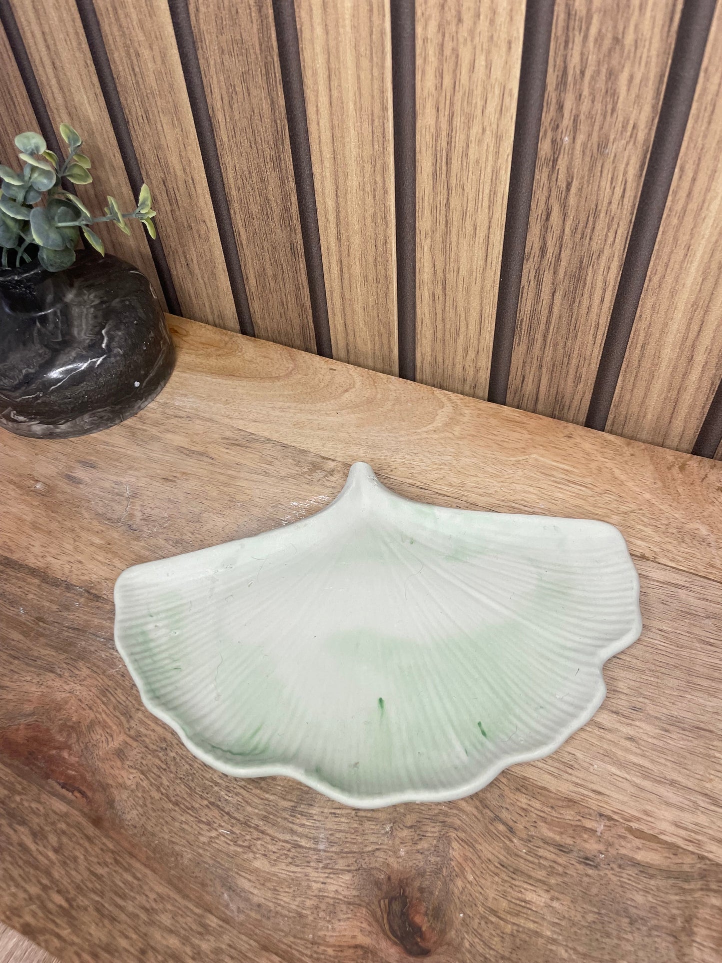 Vide poche feuille. Déco. Objets déco. A personnaliser. Tendance. Déposez vos bijoux, vos clés, vos pièces de monnaies. Maison. Poudre de moulage écologique. Artisan Français. Fait main. Cadeaux. Vous pouvez y faire fondre vos bougies. 