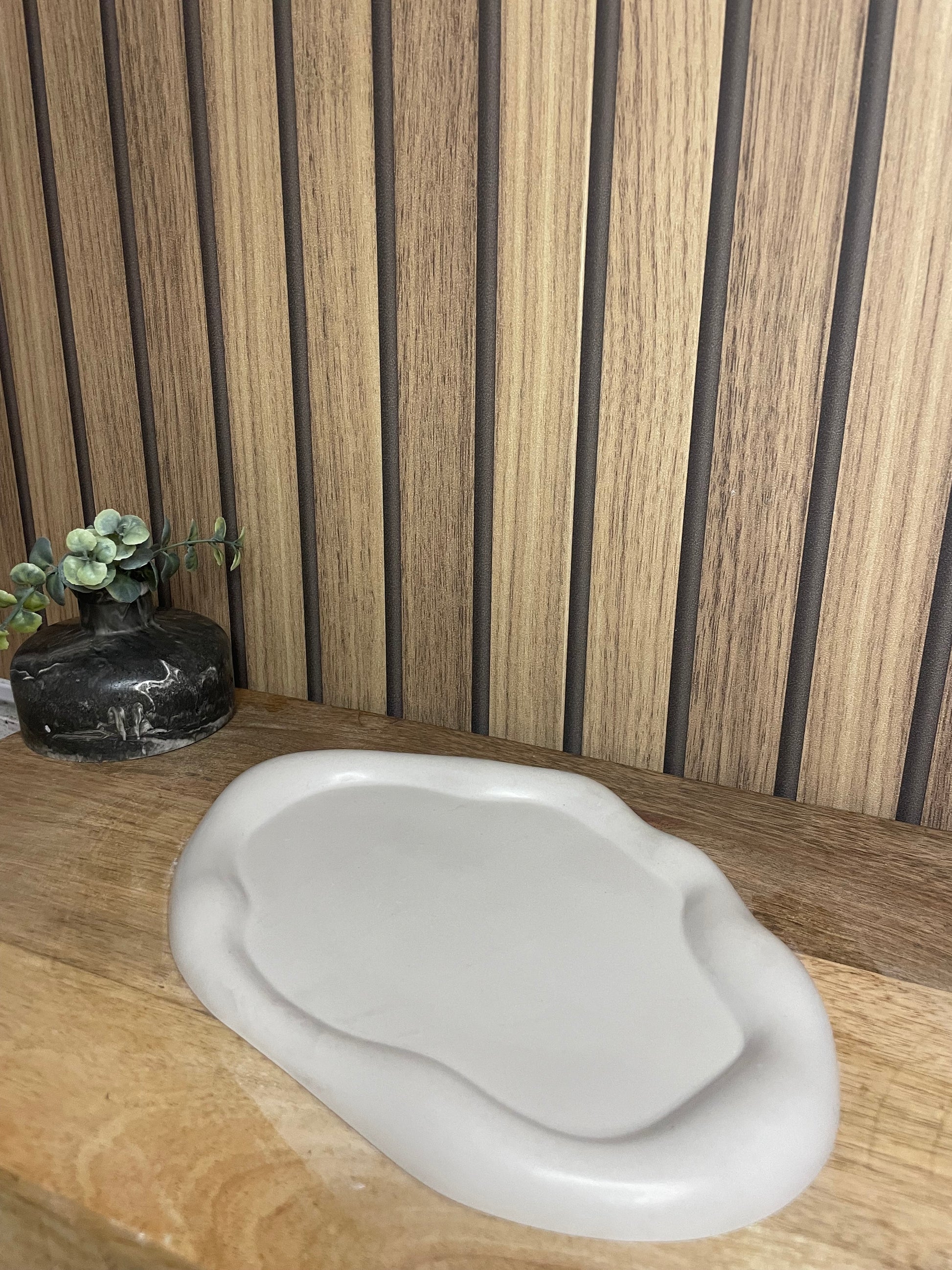 Plateau. Vide poche. Décoration. Plateau ergonomique. Maison. Objets déco. A personnaliser. Tendance. Déposez vos bijoux, vos clés, vos bougies, vase, verres. Maison. Poudre de moulage écologique. Artisan Français. Fait main. Cadeaux. Vous pouvez y faire fondre vos bougies. 