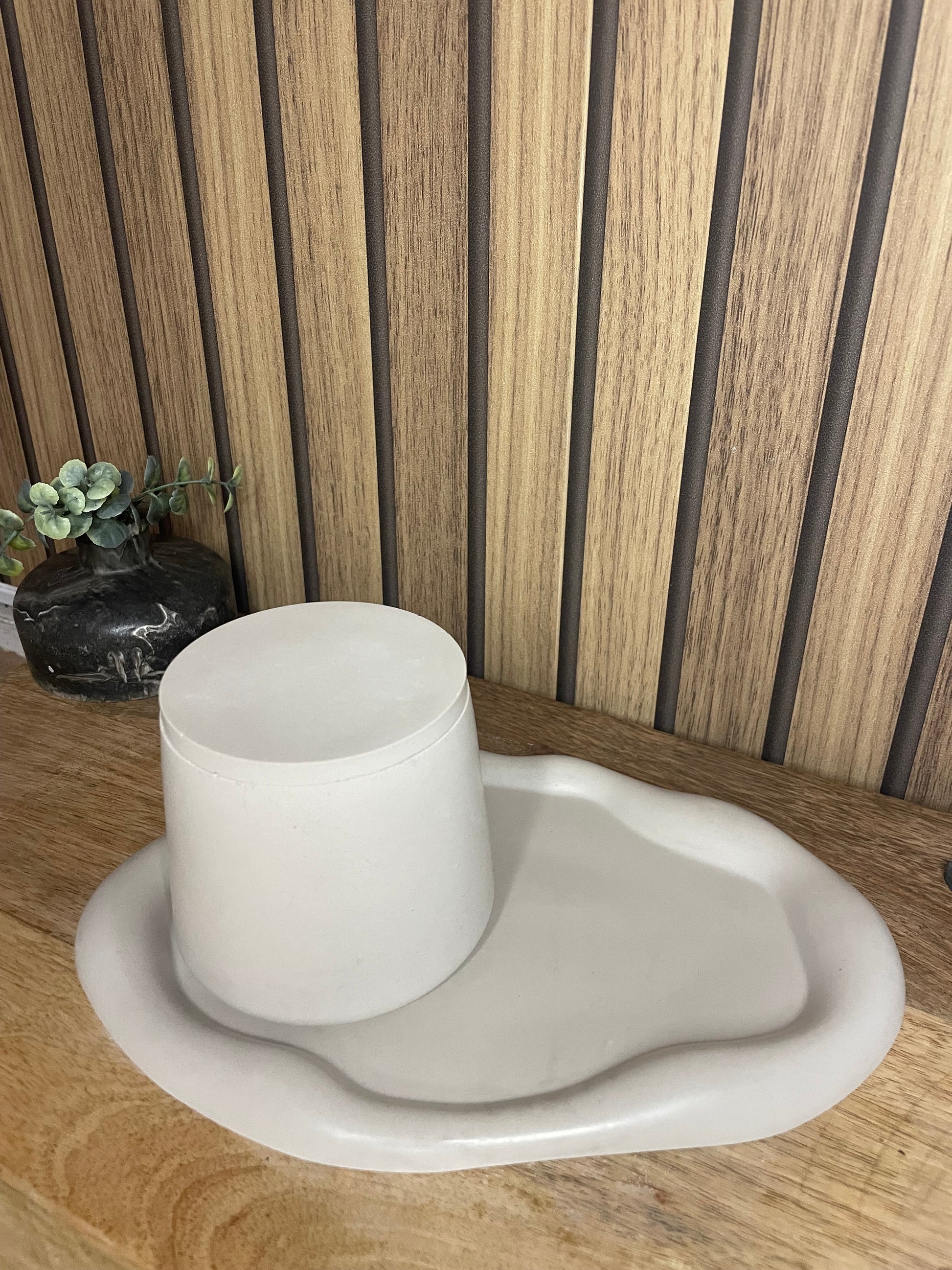Plateau. Vide poche. Décoration. Plateau ergonomique. Maison. Objets déco. A personnaliser. Tendance. Déposez vos bijoux, vos clés, vos bougies, vase, verres. Maison. Poudre de moulage écologique. Artisan Français. Fait main. Cadeaux. Vous pouvez y faire fondre vos bougies. 