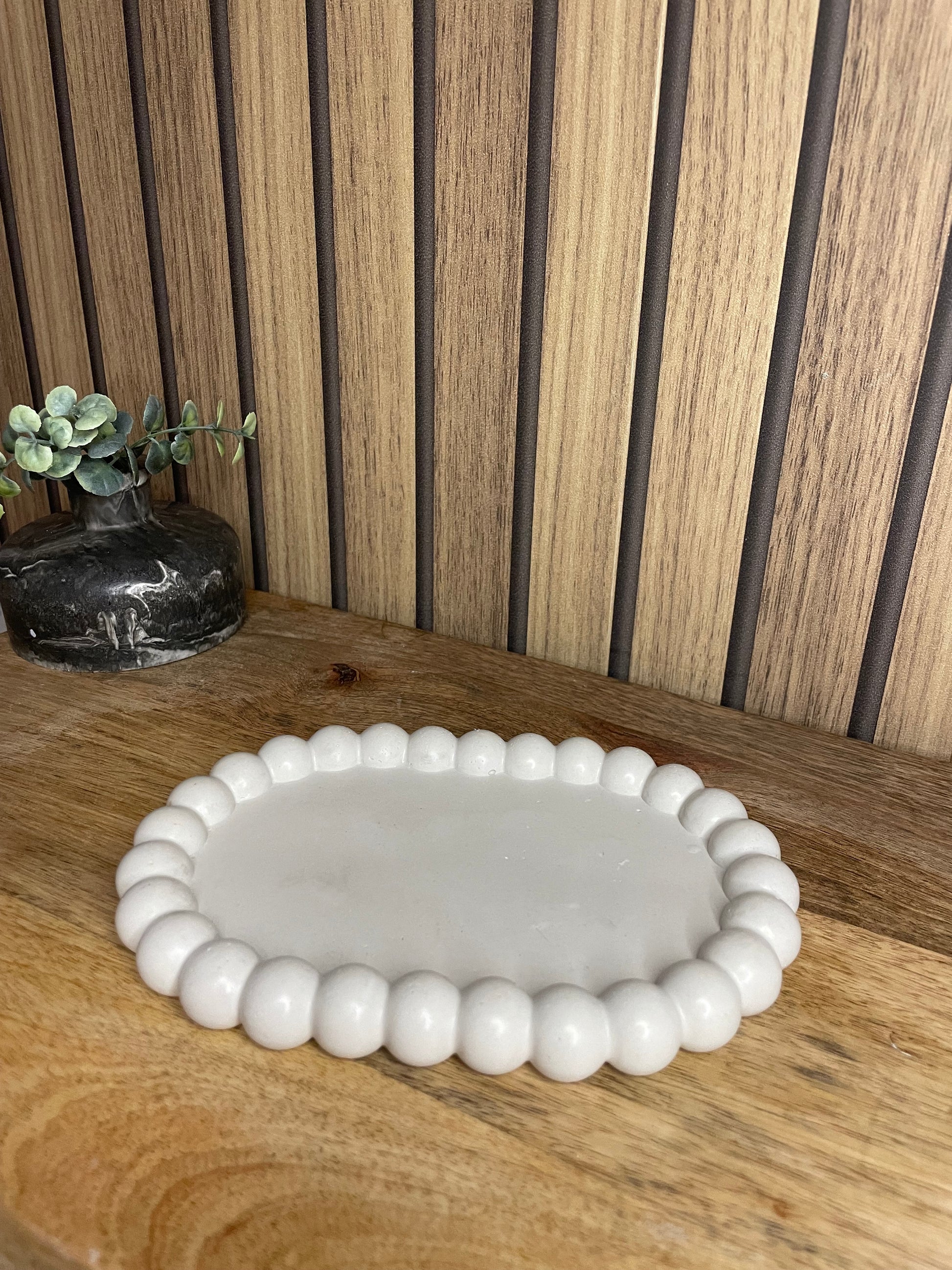 Plateau. Vide poche. Décoration. Plateau oval. Maison. Objets déco. A personnaliser. Tendance. Déposez vos bijoux, vos clés, vos bougies, vase, verres. Maison. Poudre de moulage écologique. Artisan Français. Fait main. Cadeaux. Vous pouvez y faire fondre vos bougies. 