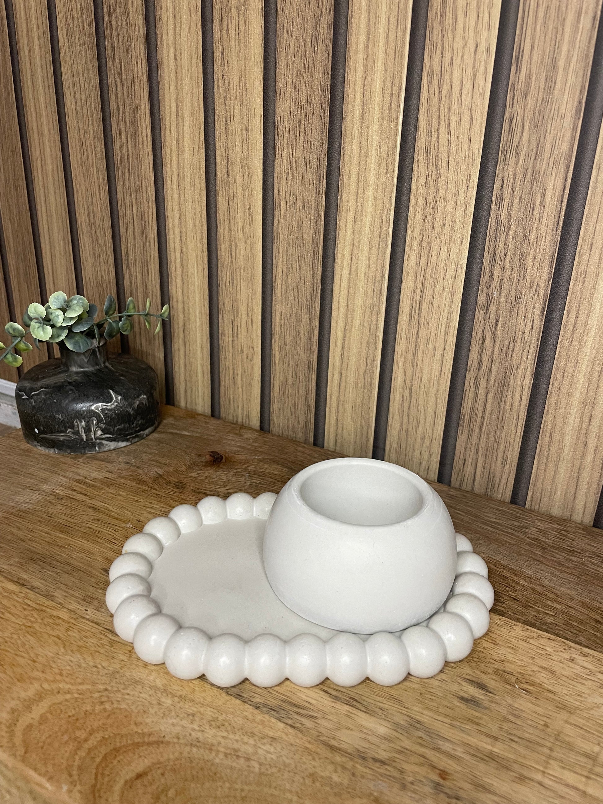Plateau. Vide poche. Décoration. Plateau oval. Maison. Objets déco. A personnaliser. Tendance. Déposez vos bijoux, vos clés, vos bougies, vase, verres. Maison. Poudre de moulage écologique. Artisan Français. Fait main. Cadeaux. Vous pouvez y faire fondre vos bougies. 