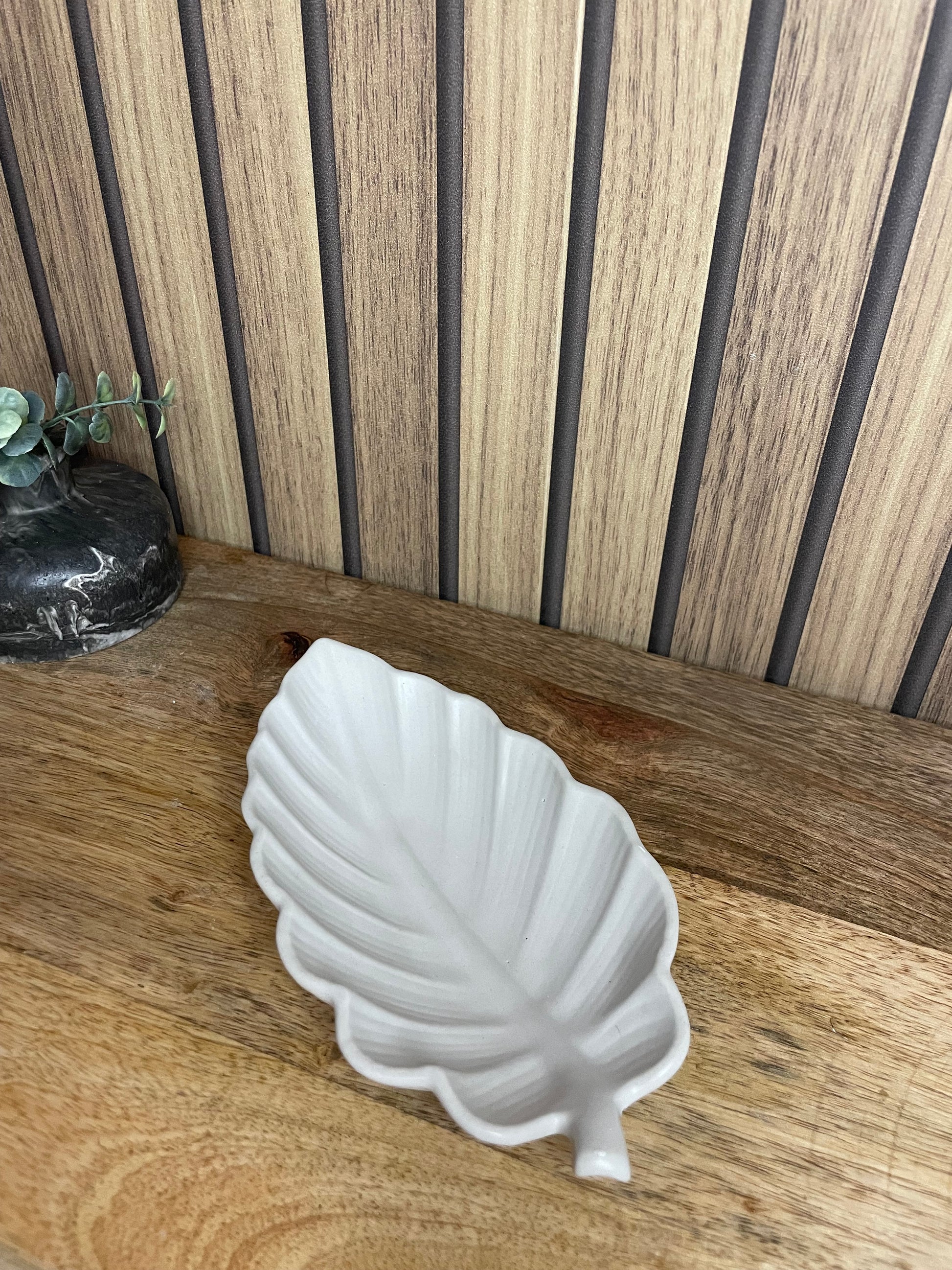 Vide poche feuille. Déco. Objets déco. A personnaliser. Tendance. Déposez vos bijoux, vos clés, vos pièces de monnaies. Maison. Poudre de moulage écologique. Artisan Français. Fait main. Cadeaux. Vous pouvez y faire fondre vos bougies. 