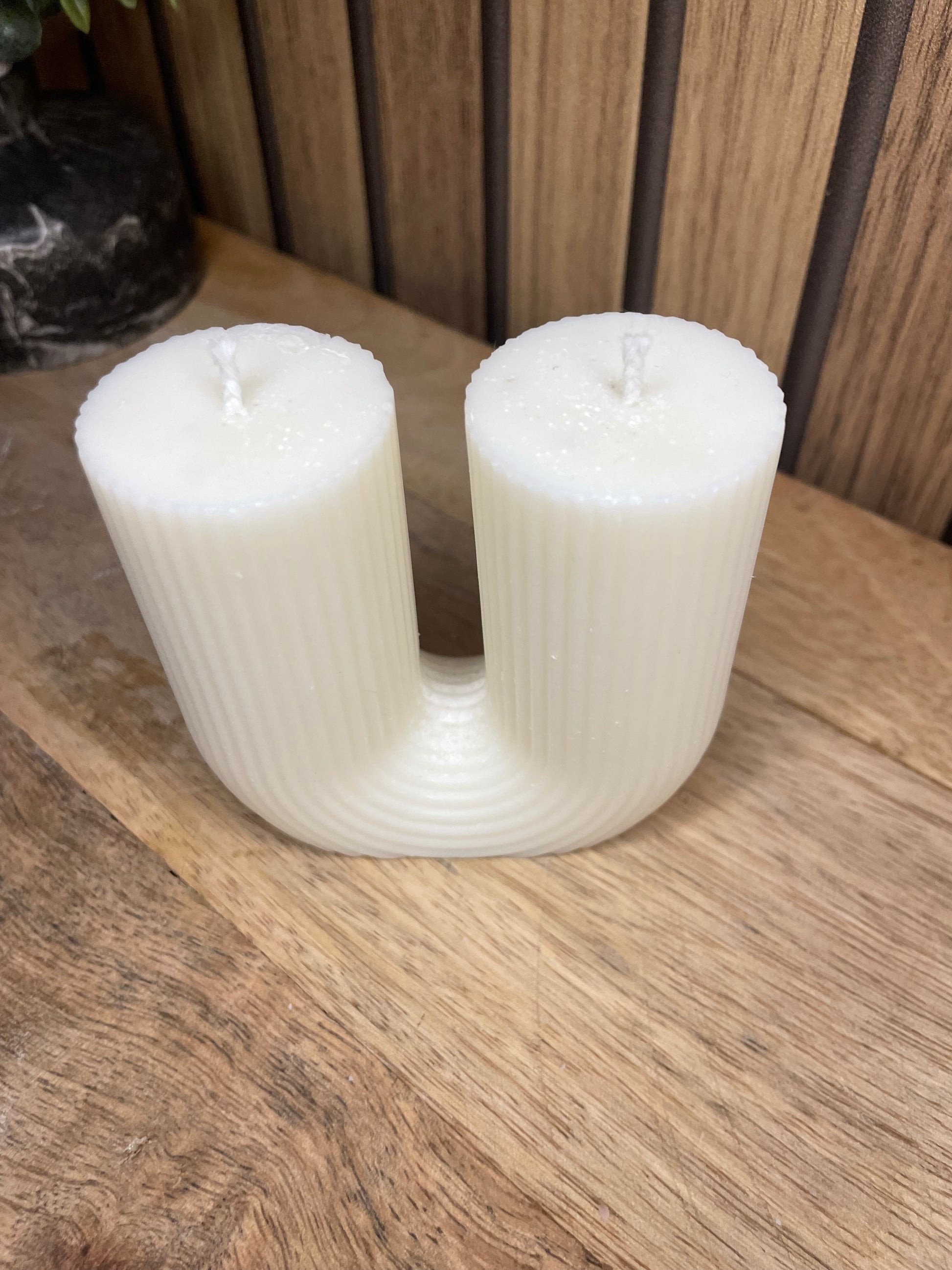 Décoration bougie parfumée en verre forme de U personnalisable. Cire végétal et fragrances de Grasse. Bougie artisanale.