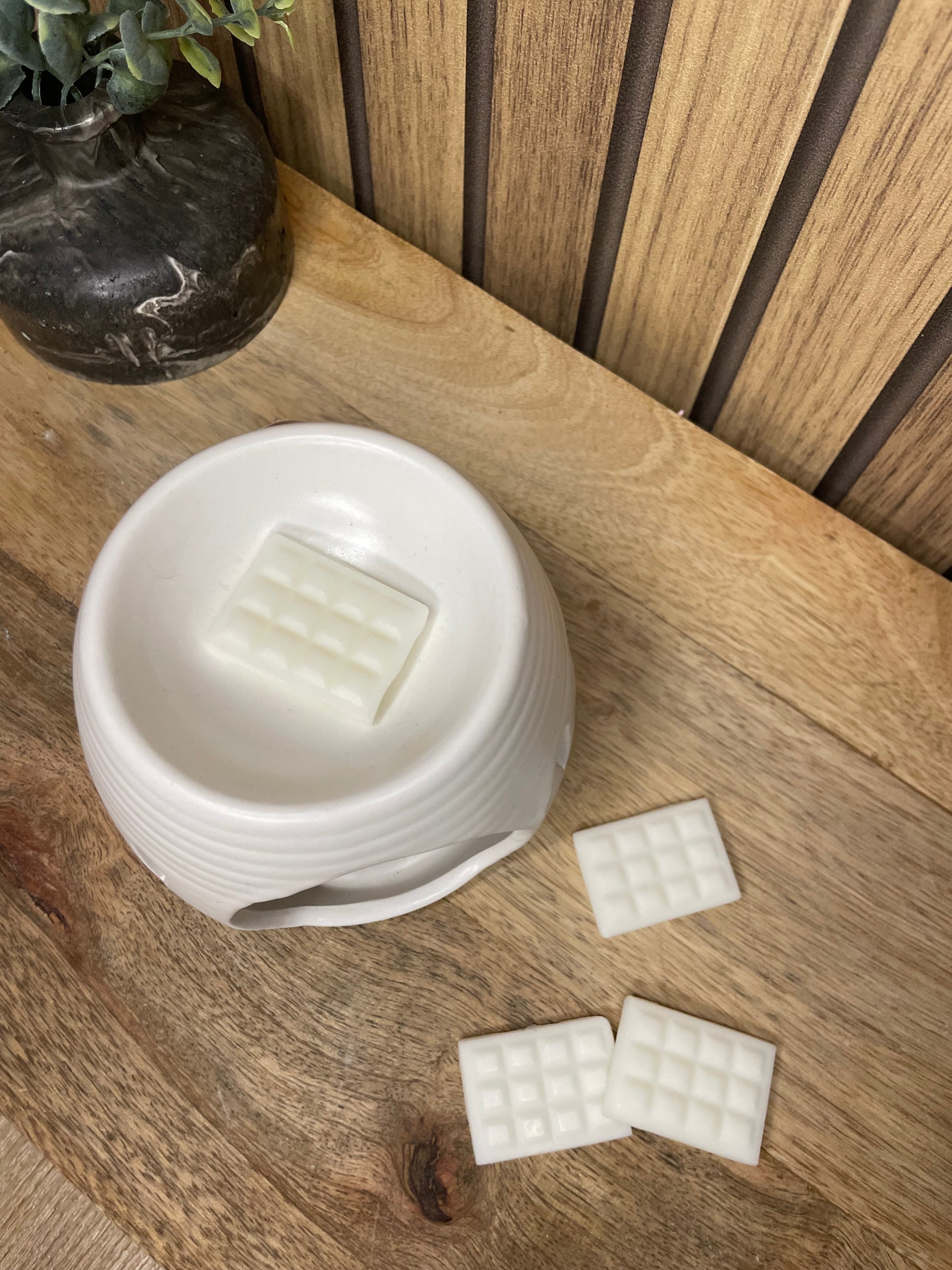 Fondants parfumés. Parfums d’intérieur. Parfumer sa maison. Brûle parfum. Senteurs vanille, monoï, linge propre, madeleine et pomme d’amour. Expérience olfactive. Cire naturelle et parfums Français de Grasse. Produits non nocif pour la santé et l’environnement. Tablette chocolat 